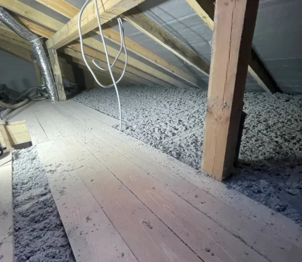 Docieplenie strychu celulozą